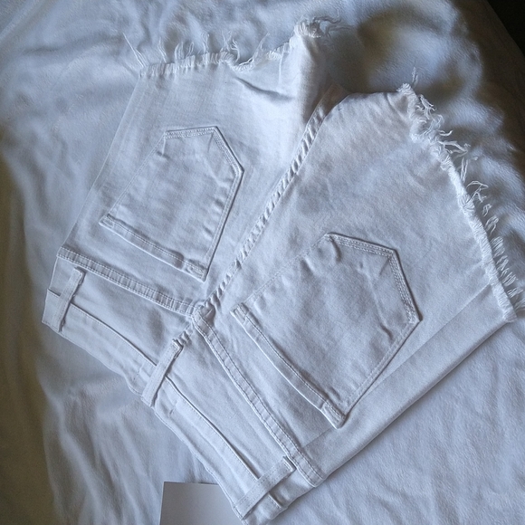 NWT: MEDIUM: WHITE. DISTRESSED AND EMBELLISHED SHORTS - Picture 4 of 6